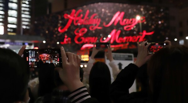 Shinsegae Square - Customers enjoying Christmas media facade