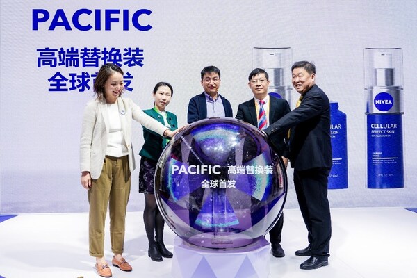 由PACIFIC高端替换装专利包装发明人、拜尔斯道夫中国创新中心包装开发技术经理辛鑫带领嘉宾启动PACIFIC高端替换装全球首发仪式