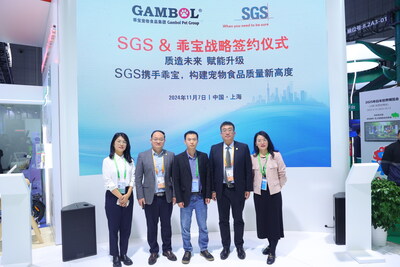 SGS中国区农产食品部总经理王剑（右二）、SGS中国区农产食品部山东区总监黄翠玲（右一）、乖宝宠物质量运营中心质量官陈天宏（左三）、SGS中国区农产食品部副总监李建平（左二）、SGS中国区农产食品部山东区域大客户经理于秀明（左一）