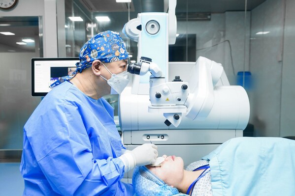 Dr. Nguyen Dang Dzung – Director of DND International Eye Hospital, during a lasik eye surgery for a patient using the SMILE pro technique.