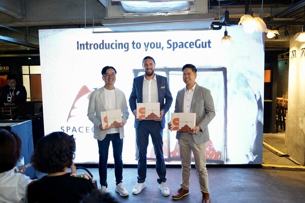 拿督黄信豪 (Datuk Tony Wong)，SpaceGut的创始人，自豪地介绍了这一开创性的项目——SpaceGut，旨在革新马来西亚的个性化肠道健康解决方案。与他同行的还有来自英国的资深科学合作伙伴托马斯·库克森 (Mr. Thomas Cookson) 先生和来自菲律宾的杰森·拉莫斯 (Mr. Jason Ramos) 先生。他们携手带来了丰富的专业知识和坚定的承诺，致力于帮助人们揭开微生物组的奥秘，从而实现更好的健康与福祉。