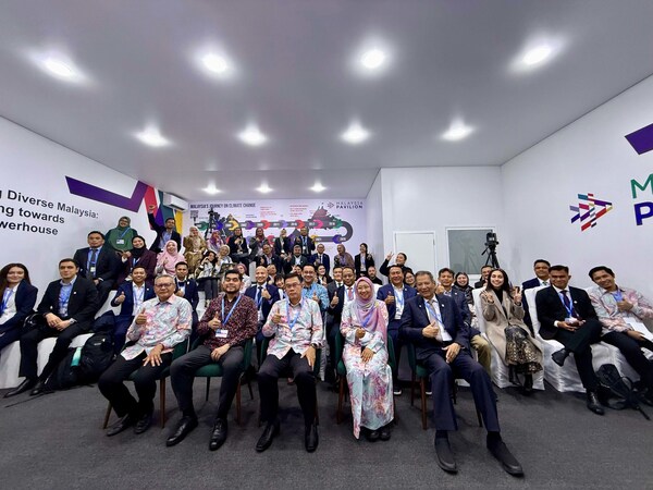 YBHG. Datuk Dr. Ching Thoo A/L Kim (center), Secretary-General of the Ministry of Natural Resources and Environmental Sustainability (NRES), alongside other distinguished guests during the opening ceremony of the Malaysia Pavilion at COP29.