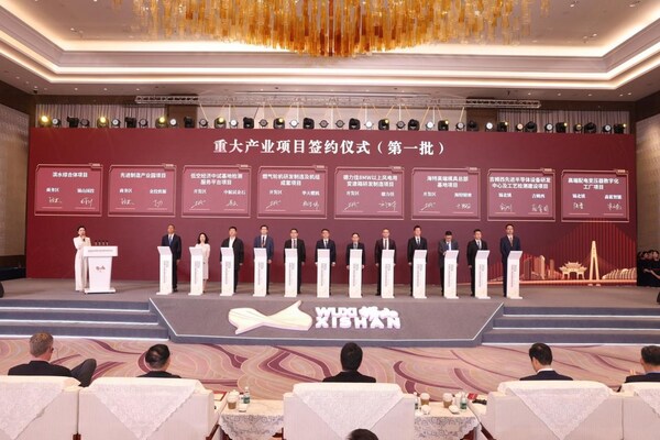 Photo shows the project signing ceremony at an investment promotion event held in Xishan District of Wuxi City, east China's Jiangsu Province, Nov. 8, 2024.