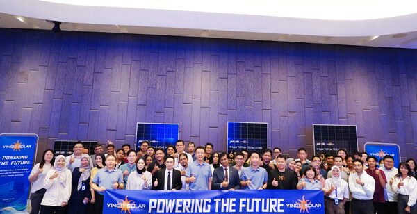 group photo of the event (PRNewsfoto/Yingli Solar)