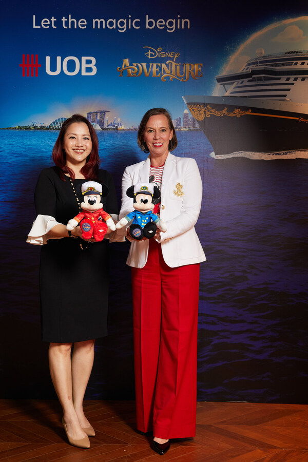 L-R: Cik Jacquelyn Tan, Ketua, Perkhidmatan Kewangan Peribadi Kumpulan, UOB, dan Cik Sarah Fox, Naib Presiden dan Pengurus Besar Serantau untuk Asia Tenggara, Disney Cruise Line, mempamerkan patung empuk Disney Cruise Line edisi terhad Captain Mickey Mouse dan Captain Minnie Mouse.