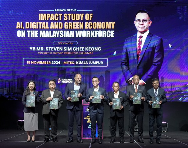 Pelancaran Laporan Kajian Impak AI, Digital dan Ekonomi Hijau terhadap Tenaga Kerja Malaysia (Dari kiri) YB Wong Shu Qi, Pengerusi Lembaga Pengarah TalentCorp, Encik Fabian Bigar, Ketua Setiausaha, Kementerian Digital, YB Gobind Singh Deo, Menteri Digital, YB Steven Sim Chee Keong, Menteri KESUMA, YB Datuk Ts. Mustapha Sakmud, Timbalan Menteri Pendidikan Tinggi, Datuk Azman Bin Mohd Yusof, Ketua Setiausaha KESUMA, En Thomas Mathew, Ketua Pegawai Eksekutif Kumpulan TalentCorp.