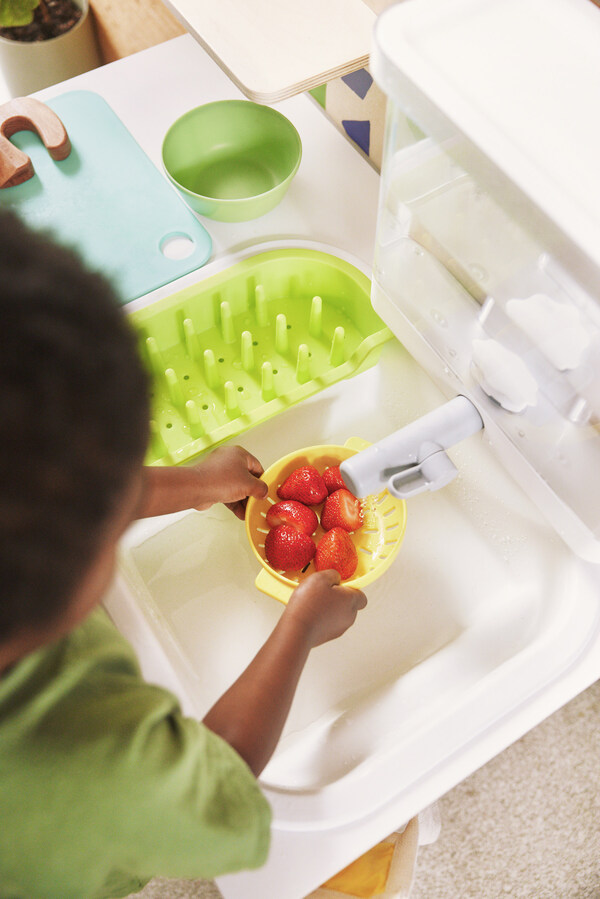 Lovevery introduces The Real Life Play Kitchen, a first-of-its-kind play kitchen that fosters confidence-boosting play and long-lasting fun in a kitchen that really works. Food-grade accessories open up a world of opportunity for your child to rinse, chop, plate, and clean, on repeat.