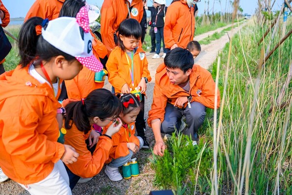 孩子们走进大自然学习生物多样性知识