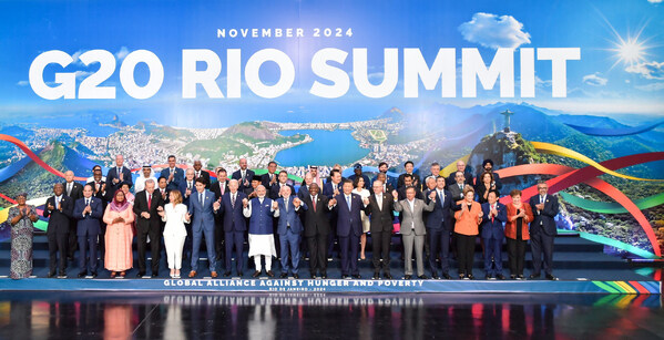 President Xi Jinping and other G20 leaders take a group photo after the conclusion of the 19th G20 Summit in Rio de Janeiro, Brazil, on Tuesday.& LI TAO/XINHUA