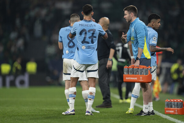 Gatorade fuelling players from the sidelines to stay hydrated during the game.