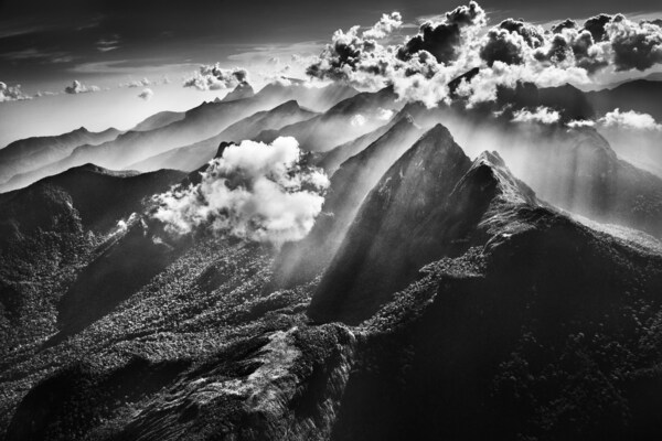 Mountains (ขุนเขา) (ภาพถ่ายโดย: © Sebastião Salgado)