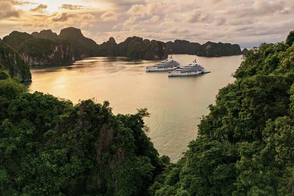 Grand Pioneers Cruises on one of the Seven Natural Wonders of the World (PRNewsfoto/Grand Pioneers Cruise)