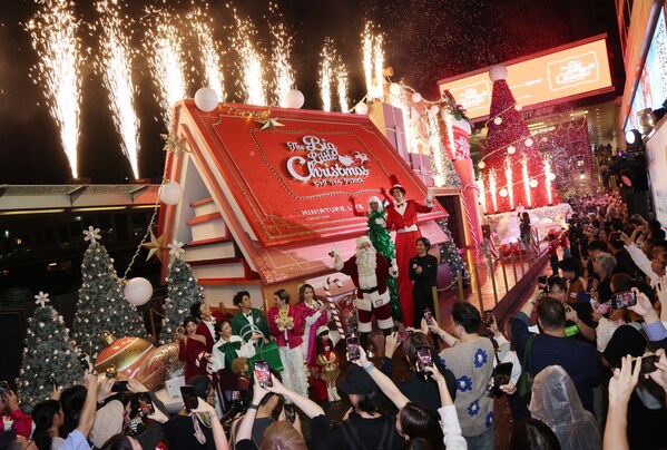 Lighting Ceremony of "The Big Little Christmas", attracting hundreds of guests gathered to celebrate the holiday spirit (PRNewsfoto/Harbour City Estates Limited)