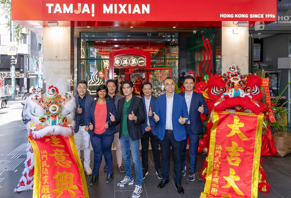 Ms. Roshena Campbell (Left 2), Deputy Lord Mayor of Melbourne; Mr. Daren Lau (Right 2), Chairman, Executive Director and Chief Executive Officer of TJI; Mr. TG Saw (Right 3), Executive Chairman and CEO of ST Group; representative of sub-franchise partner; and actor Philip Ng (centre) take part in the ribbon cutting ceremony for the “TamJai Mixian” restaurant in Melbourne, Australia.