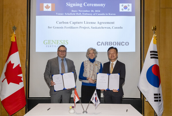 From left to right: Jason Mann, CEO of Genesis Fertilizers; Tamara Mawhinney, Canadian Ambassador to Korea; and Sangmin Lee, CEO of CARBONCO, at the Signing Ceremony held at the Canadian Embassy to Korea on November 20.