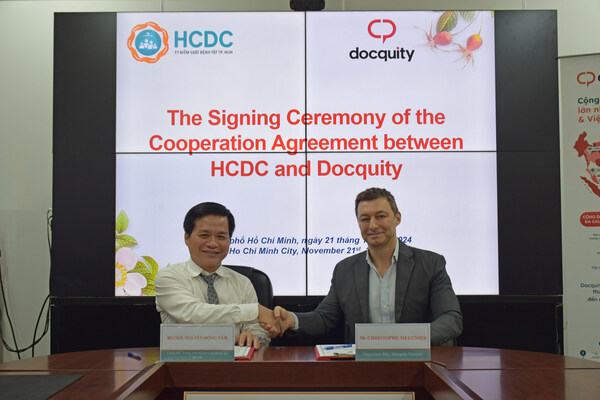 Dr. Spec II. Nguyen Hong Tam, Director of HCDC (left) and Christophe Meugnier, CCO and General Manager of Vietnam & Thailand, Docquity (right) signed a three-year agreement to grow preventive medicine education in Vietnam