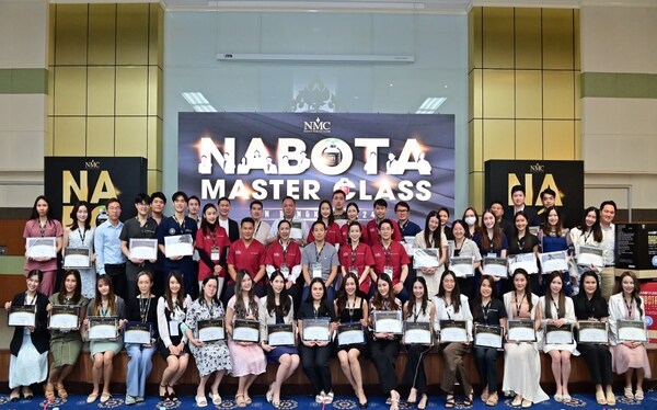 On November 20, medical professionals attending the 'Nabota Master Class (NMC)' held in Bangkok, Thailand, posed for a commemorative photo.