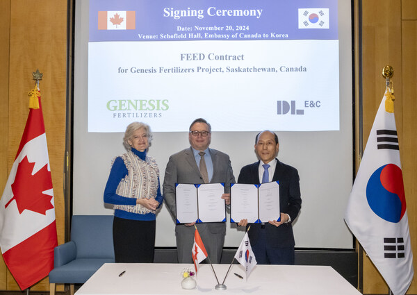 Tamara Mawhinney, Ambassador of Canada to South Korea (left), Jason Mann, CEO of Genesis Fertilizers, and Yoo Jae-ho, Head of DL E&C’s Plant Business Division, pose for a photo after signing the contract for the fertilizer plant project on November 20.