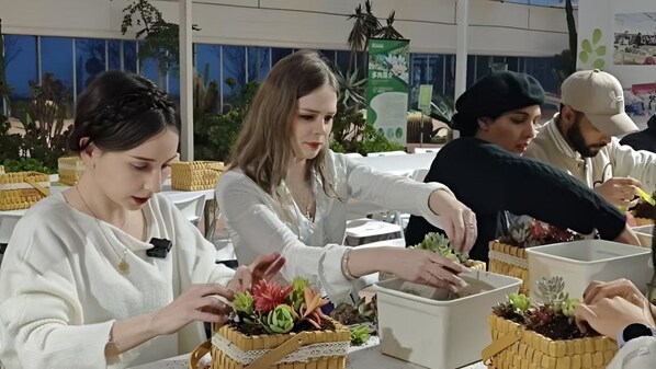 During the tour the visitors got hands-on experience in making flower baskets.