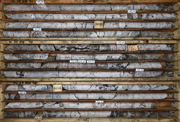 Figure 3: Very large spodumene crystals in high-grade pegmatite from Vega Zone in drill hole CV24-747. Core grades 12.6 m at 4.64% Li2O from 197.2 to 209.8 m, including 4.3 m at 5.55% Li2O.
