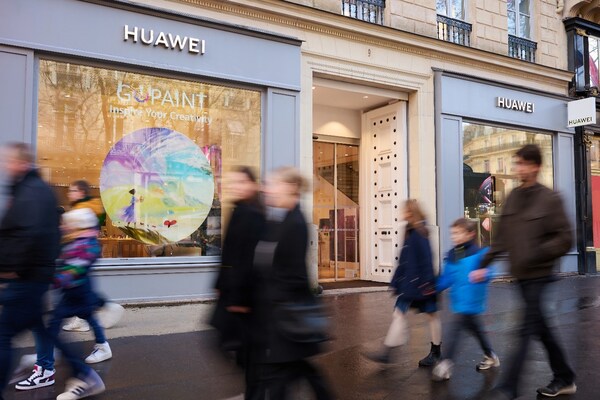 GoPaint Worldwide Creating Activity Lands at the HUAWEI Flagship Store Opéra in Paris