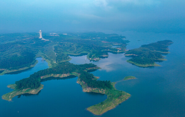 Drone footage of the Danjiangkou Reservoir. Danjiangkou strengthens the construction of information technology for reservoir water quality security, establishing a protection system in all aspects of "sky, land, space, and water". Photo provided to China Daily