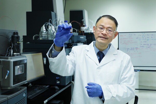 Professor Zhang Ge, Associate Dean (Research) of Chinese Medicine and Director of the Law Sau Fai Institute for Advancing Translational Medicine in Bone and Joint Diseases at HKBU, in collaboration with other institutions, has developed an aptamer for the treatment of X-linked hypophosphatemia, which has been granted Orphan Drug Designation and Pediatric Rare Disease Designation by the U.S. FDA.