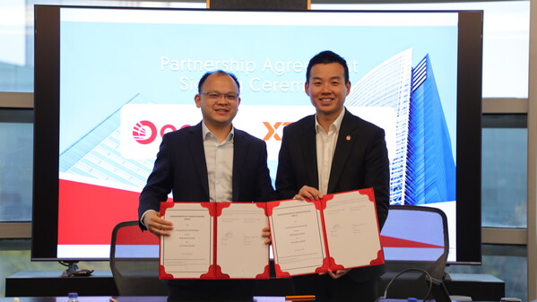 Bill Deng, Founder and CEO of XTransfer (Left) and Ang Eng Siong, CEO of OCBC China (Right) at the MoU signing ceremony. (PRNewsfoto/XTransfer)