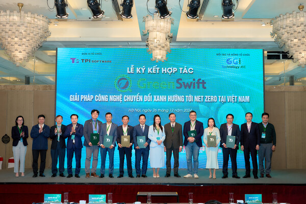 Vietnam's government representatives, partners who signed the MOU (including ThinkTron Ltd, Nam Cau Kien Eco-Industrial Park, ITD Group, Bao Long Insurance, Katina Capital Partners and GGI., Technology), TPIsoftware Vietnam’s General Manager Do Vuong Phong and Chairman of TPIsoftware Ben Yao.