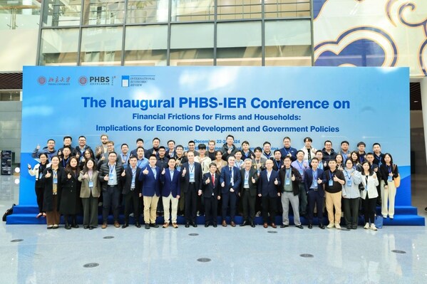 The group photo of the participants (PRNewsfoto/Peking University HSBC Business School)