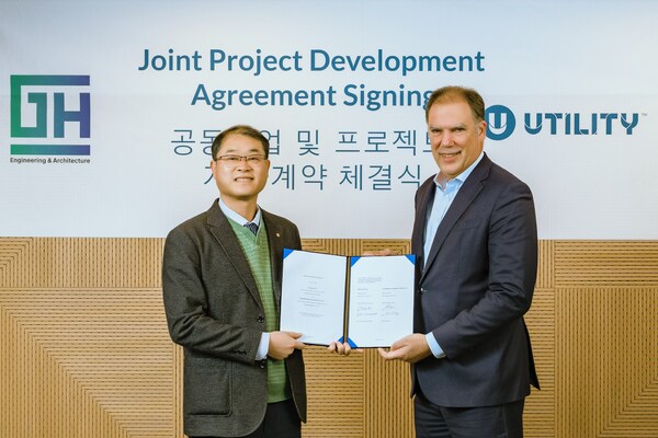 Park Ji Hong, president of GH EnA and Claus Nussgruber, chief executive officer and president of Utility, show signed agreement in GH EnA headquarters.