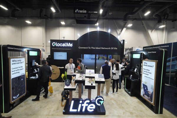 GlocalMe Unveils New Brand Identity and Cutting-Edge Innovations at CES 2025 (PRNewsfoto/UCLOUDLINK GROUP INC.)