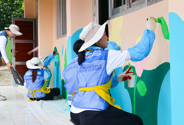 The KT&G Social Welfare foundation's "SangSang Withus" college stu dent volunteer group visits Indonesia, painting a mural for an Indones ian school.