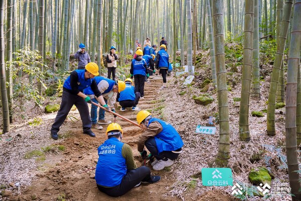 （2024年3月 赴重慶山火跡地手作步道，開(kāi)展自然教育）