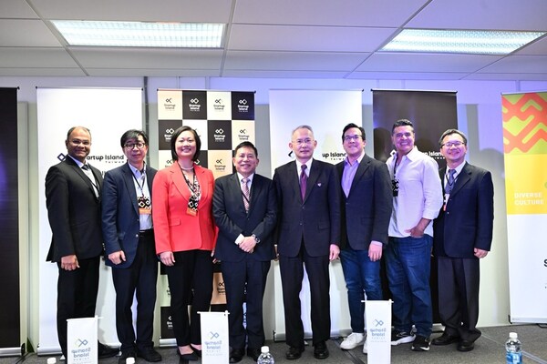 Minister Liu (fourth from left) poses for a group photo with distinguished guests. From left to right are Qualcomm Vice President of Engineering Sudeepto Roy, JETRO San Francisco Head of Office Yotetsu Hayashi, SkyDeck General Manager Sibyl Chen, Gold Card recipient David Lam, and Mark Birch.