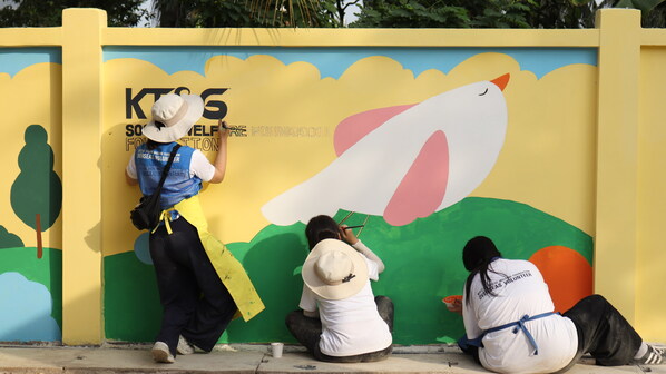 KT&G Social Welfare Foundation's college student volunteer group  "SangSang Withus" team is painting murals for a Vietnamese school