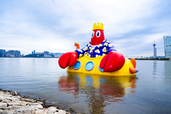  The Lobster King's Vacation, for local residents and visitors to enjoy. Exhibition visitors can enjoy delightful installations and sculptures concurrently showcased at five different locations in the city - all crafted by the globally acclaimed British contemporary pop art master Philip Colbert to highlight Macao's unique coastal beauty.