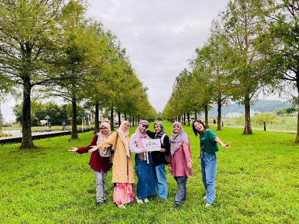 Muslim participants enjoying Taiwan's natural scenery in Yilan.