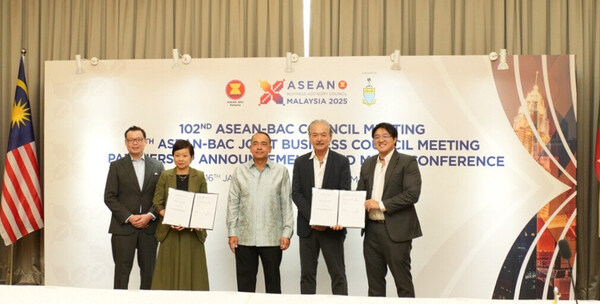 From Left to Right: Daniel Lee Hoong Lau, General Manager of Sime Darby Property, Aurelia Lee, Chief Operating Officer, Investment & Asset Management, Tan Sri Nazir Razak, Chairman of ASEAN-BAC Malaysia and Founding Partner of Iklhas Capital, Dr Robert Yap, Executive Chairman of YCH Group, and Ryan Yap, Country General Manager of Malaysia, YCH Group.