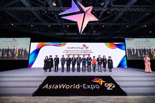 Michael Wong, Deputy Financial Secretary of the HKSAR Government (Centre) pictured with government officials and the management teams of AsiaWorld-Expo and Airport Authority Hong Kong. (PRNewsfoto/亞洲國際博覽館)