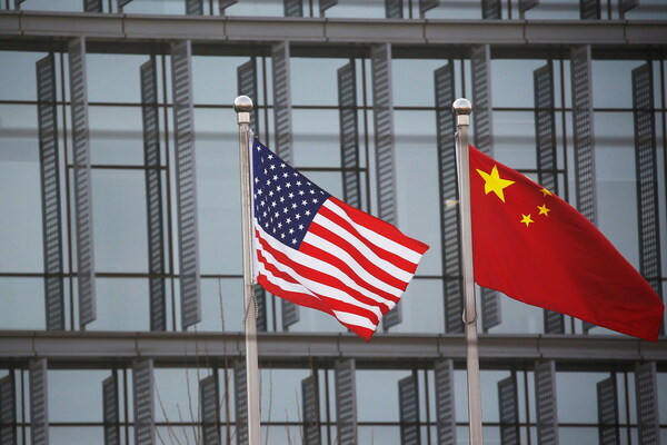 Chinese and US flags flutter outside the building of an American company in Beijing. [Photo/Agencies]