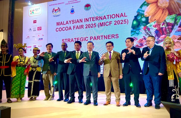 YB Datuk Chan Foong Hin dan Ketua Pengarah Lembaga Koko Malaysia Datuk Dr. Ramle Hj Kasin bersama pemimpin industri di pentas Majlis Pra-Pelancaran MICF 2025, menandakan initiatif signifikan ke arah pengiktirafan global bagi industri koko negara.