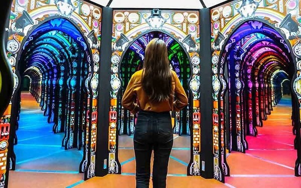 Professor Crackitt's Light Fantastic Mirror Maze