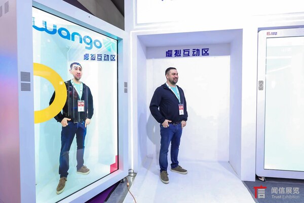 LED CHINA 2024展會(huì)現(xiàn)場已出現(xiàn)數(shù)字人運(yùn)用在數(shù)字標(biāo)牌的案例（參展商：深圳市萬國電器）