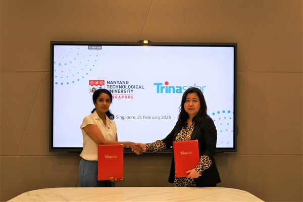 (L-R) Executive Director of ERI@N Professor Madhavi Srinivasan and Executive President of Trinasolar, Helena Li signed a technology research collaboration agreement at Trinasolar’s Regional Headquarters in Singapore.