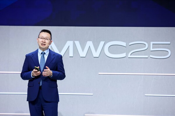 York Yue, Vice President of Huawei and President of the ISP Business Unit, delivers an opening speech