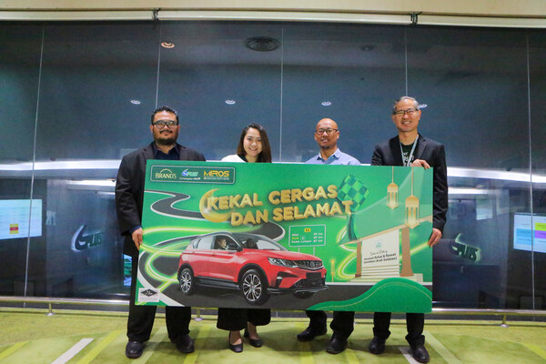 (Dari Kiri ke Kanan): Mohamed Hafidz Mohamed Ismail Ketua Komunikasi Strategik dan Pengalaman Pelanggan, PLUS Malaysia Berhad (PLUS), Eunice Kow, Ketua Pemasaran Health Enrichment, Suntory Beverage and Food Malaysia, Ir. Ts. Azhar Hamzah, Direktor Human Factors and Road User Behavioural Centre (HUB), Malaysian Institute of Road Safety Research (MIROS), Michael Wong, Direktor Pemasaran, Suntory Beverage and Food Malaysia.