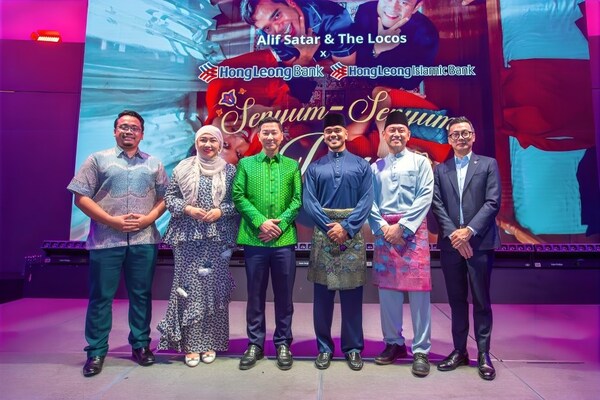 Pihak pengurusan Hong Leong Bank dan Hong Leong Islamic Bank, bersama Alif Satar, Duta HLB, di majlis pelancaran kempen ‘Senyum-Senyum Raya’.