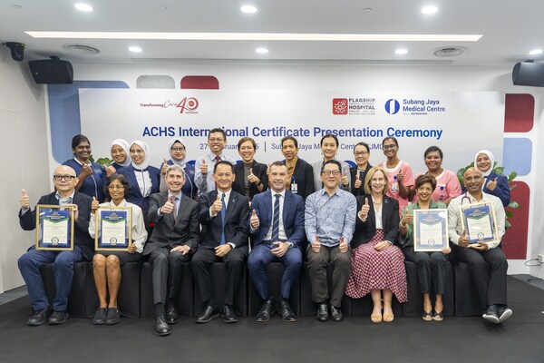 (Barisan hadapan, dari kiri) Dr Alan Teh Kee Hean, Ketua Onkologi SJMC; Dr Jeyamalar Rajadurai, Ketua Kardiologi SJMC; Encik Gregory Harvey, Pesuruhjaya Perdagangan dan Pelaburan, Suruhanjaya Perdagangan dan Pelaburan Australia; Encik Bryan Lin; Encik Simon Fellows; Dr Chan Boon Kheng, Pengarah Urusan dan Ketua Pegawai Eksekutif Kumpulan Asia OneHealthcare; Cik Louise Cuskelly; Datin Dr Sharmila Sachithanandan, Ketua Gastroenterologi SJMC; dan Dr Sanjay Woodhull, Ketua Pediatrik SJMC, dengan Pasukan Kepimpinan Kanan SJMC