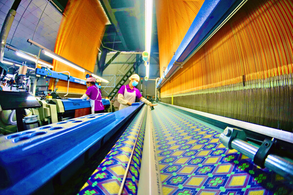 Photo shows the first production line of patterned full-silk Zhuang brocade, a type of indigenous fabric famed for durability, exquisiteness, creative design and intricate patterns, in Guangxi Zhuang Autonomous Region goes into operation. (Source: Integrated Media Center of Yizhou District) Photo shows the first production line of patterned full-silk Zhuang brocade, a type of indigenous fabric famed for durability, exquisiteness, creative design and intricate patterns, in Guangxi Zhuang Autonomous Region goes into operation. (Source: Integrated Media Center of Yizhou District)